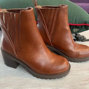 Soda “Wisely” ~ Women Round Toe Finger Gore Lug Sole Low Heel Ankle Boot New 6.5